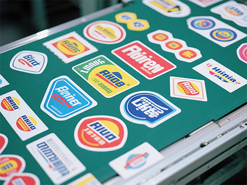 சுய பிசின் லேசர் டை வெட்டுவதற்கு என்ன வகையான லேசர் கட்டுப்படுத்தியைப் பயன்படுத்தலாம்